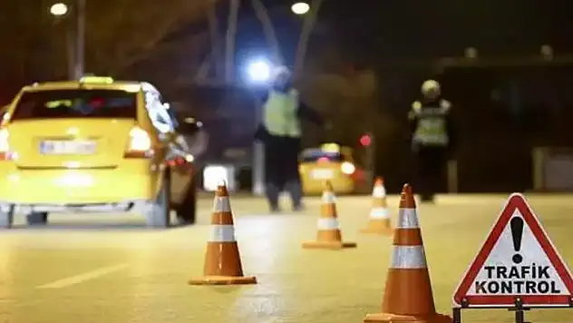 'Dur' ihtarına uymayan araç polise çarptı!