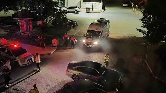 Kavşakta iki otomobil çarpıştı