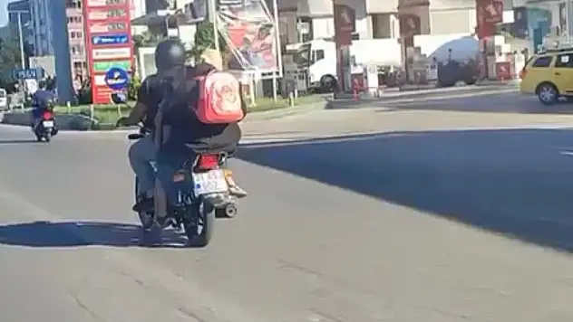 Bagajda 3 kişi, motosiklette 4 kişi