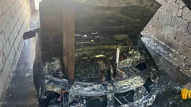 Park halindeki otomobil yandı