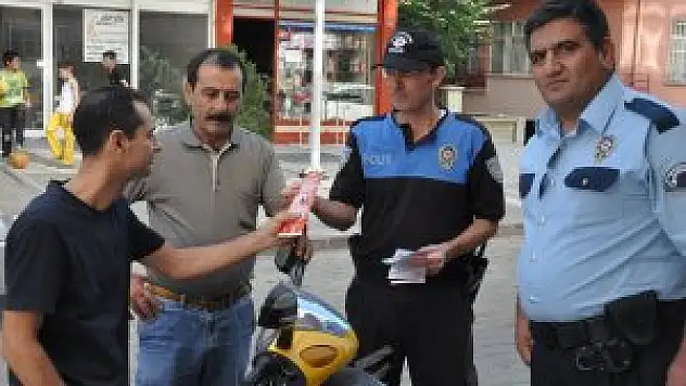 Akşehir'de polislerde vatandaşlara broşürlü uyarı