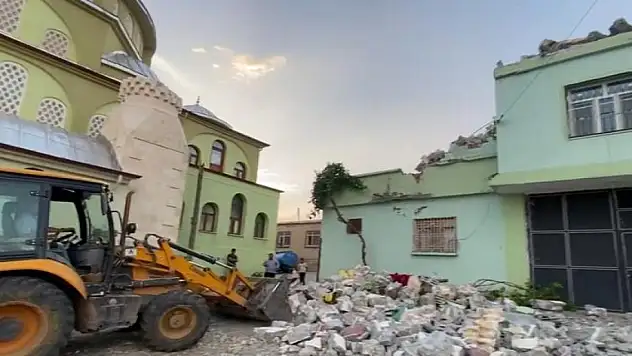 Fırtınanın devirdiği minare evin üzerine düştü