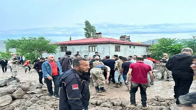 Sel 10 ahırı yıktı, 20 eve su doldu