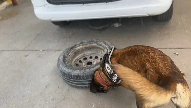 Aracın yedek lastiğinden 9.5 kilo uyuşturucu çıktı