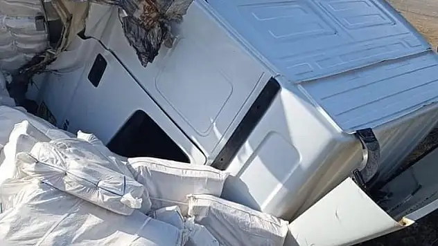 İran'a yük taşıyan tır kaza yaptı: Sürücü yaralandı