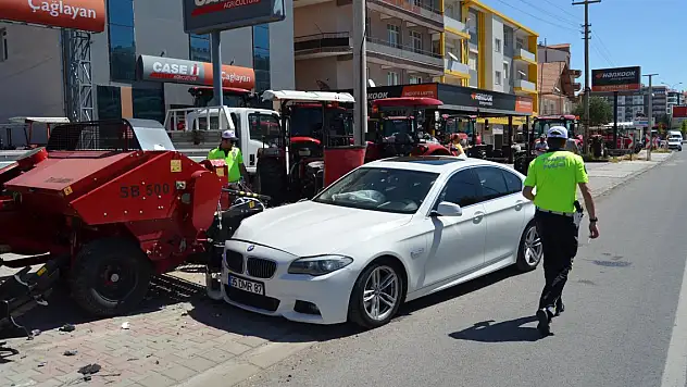 Otomobil traktör bayisine girdi sürücü, 'uykum vardı, mola vermeyince kaza yaptık' dedi