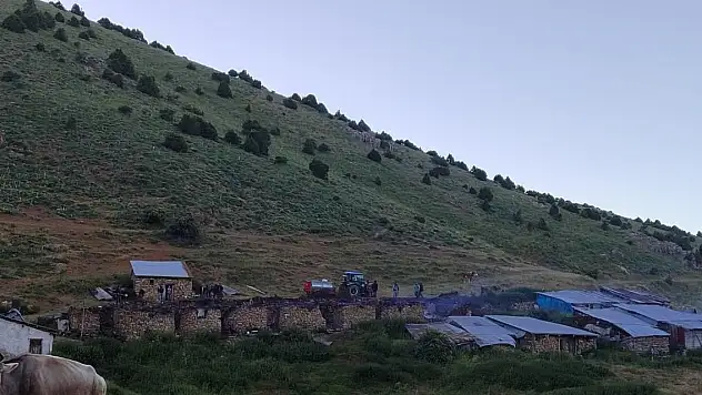 Sobadan çıktığı tahmin edilen yangında 5 yayla evi kül oldu
