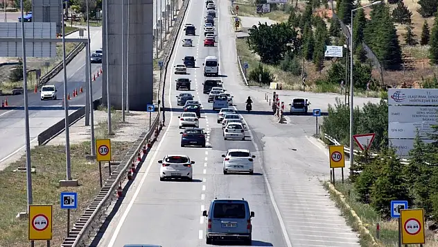 'Kilit kavşak' Kırıkkale'de bayram tatili dönüşü hareketliliği devam ediyor
