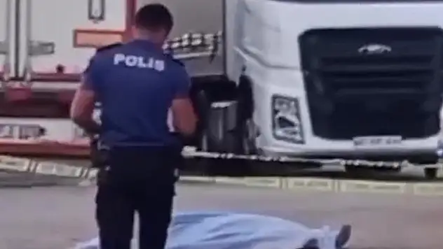 Eski eşini boğazından bıçaklayıp, ölene kadar başında bekledi