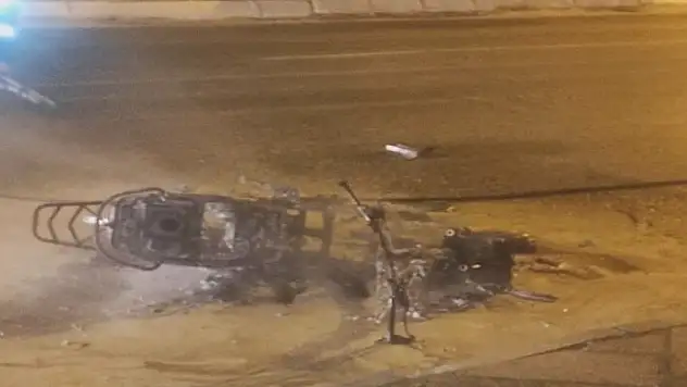 Seyir halindeki motosiklet alev aldı