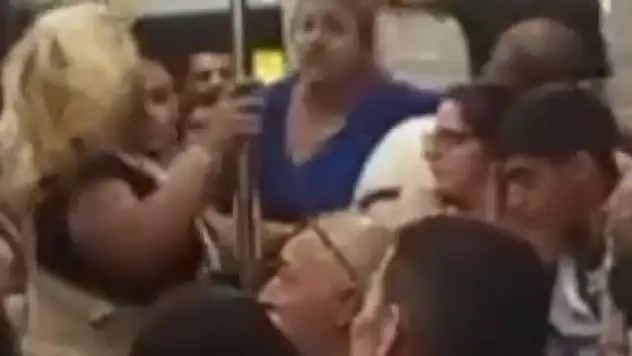 Kadınlar otobüste saç saça baş başa kavga etti