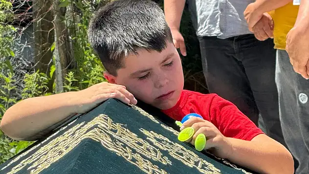 Elinde oyuncağı, ağabeyinin tabutunun başında gözyaşı döktü