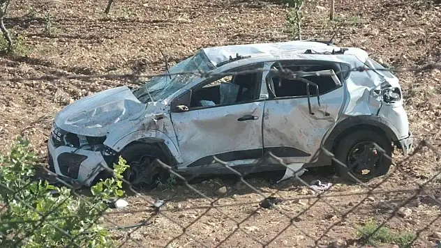 Devrilen otomobildeki güvenlik korucularından 1'i şehit oldu, 4'ü yaralandı