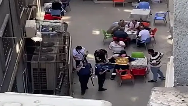 Çay ocağında oturan kadın, eski sevgilisinin bıçaklı saldırısında yaralandı