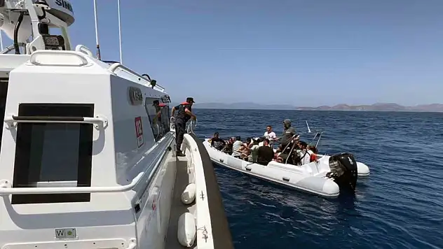 Arızalanan lastik bot içindeki 19 düzensiz göçmen kurtarıldı