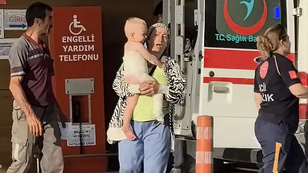 Çaydanlıktaki kaynar su 1,5 yaşındaki çocuğun üzerine devrildi