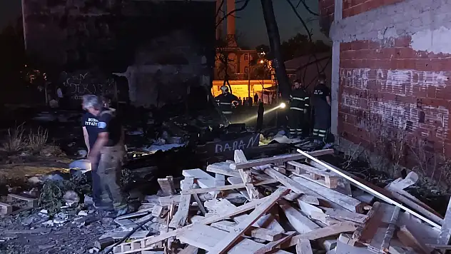 Barakada çıkan yangın iki eve sıçradı