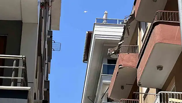 İstanbul Bahçelievler'de 4 katlı binanın çatısında çökme