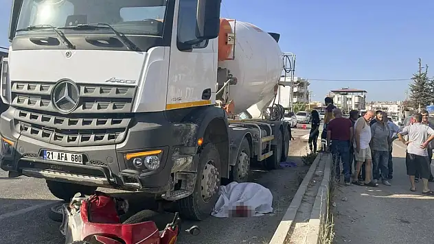 Beton mikseri ile çarpışan motosikletteki 2 kişi hayatını kaybetti