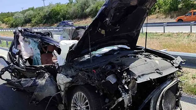 Tıra çarpan otomobil hurdaya döndü