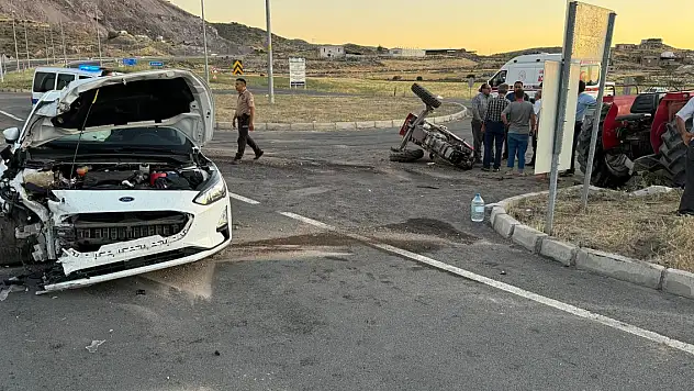 Otomobille çarpışan traktör ikiye bölündü: 5 yaralı