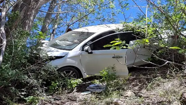 Gümüşhane'de virajı alamayan otomobil römorka çarpıp şarampole yuvarlandı: 1 ölü