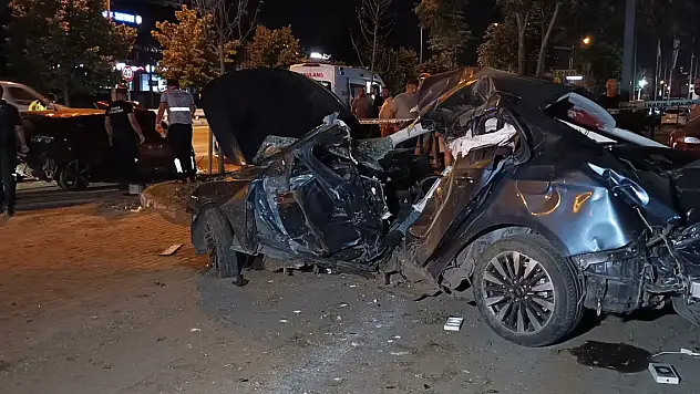 Yarıştıkları iddia edilen iki otomobil çarpıştı: 1 ölü, 2 yaralı
