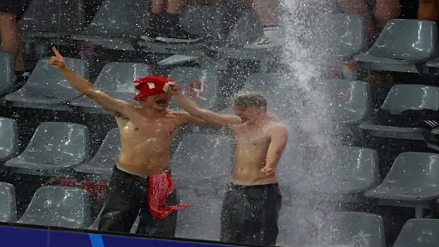 Almanya - Danimarka maçı yağış nedeniyle durduruldu