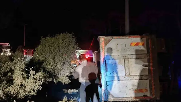 İzmir'de devrilen kamyonun sürücüsü hayatını kaybetti