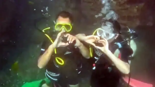 Su altında evlenme teklifi