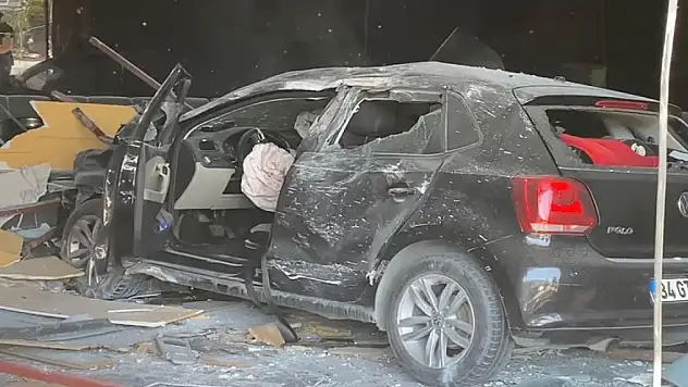 Otomobiliyle gece kulübüne daldı