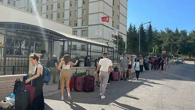 Yangın büyüdü! Üniversite yurdu boşaltılıyor