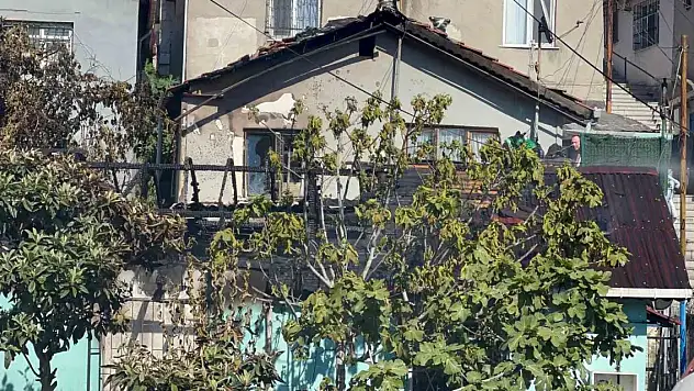 Gecekondu alev alev yandı