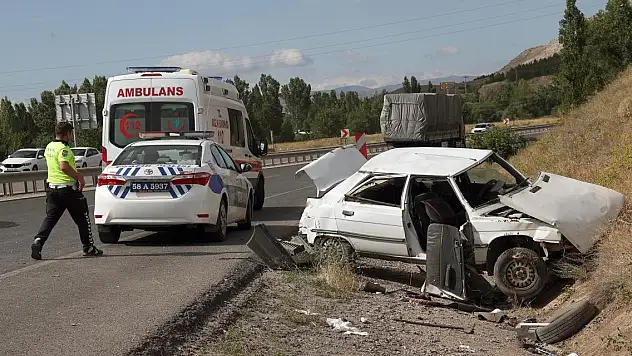 Sivas'ta otomobil devrildi: 1 ölü, 4 yaralı