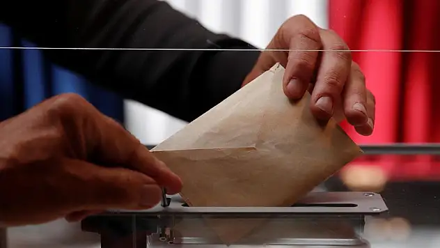 Fransa'da seçimlerin ilk turunda aşırı sağ önde