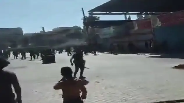 Suriye'de Türk bayrağını indirmeye çalışan provokatör uyarı atışıyla vuruldu