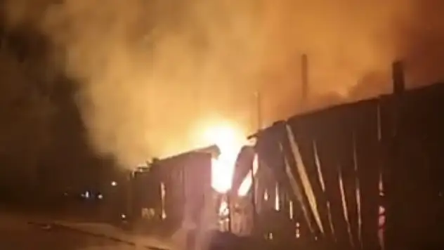 Kereste deposu alev alev yandı