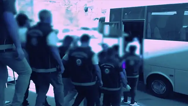 149 göçmen kaçakçısı ve 2 bin 563 düzensiz göçmen yakalandı