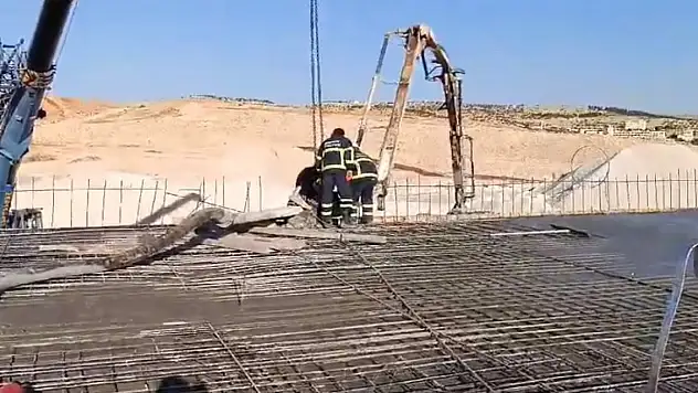 Mardin'de üzerine beton mikseri pompası devrilen işçi öldü