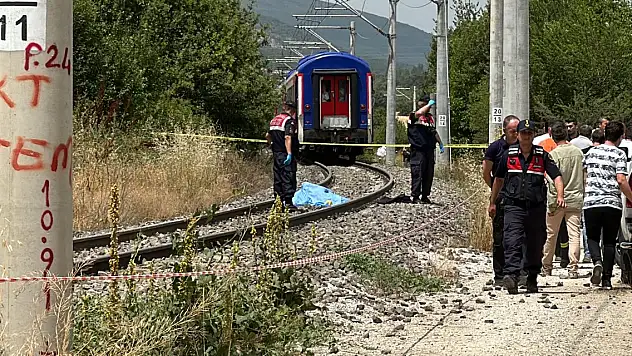 Kütahya'da yolcu treni çapa motoruna çarptı: 1 ölü