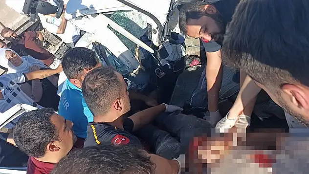 Kamyon ile hafif ticari araç çarpıştı: 1 ölü, 1 yaralı