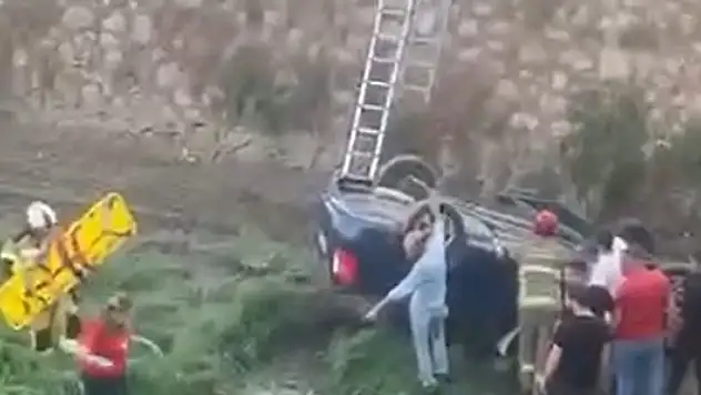 Köprü korkuluklarını aşan otomobil dere yatağına düştü