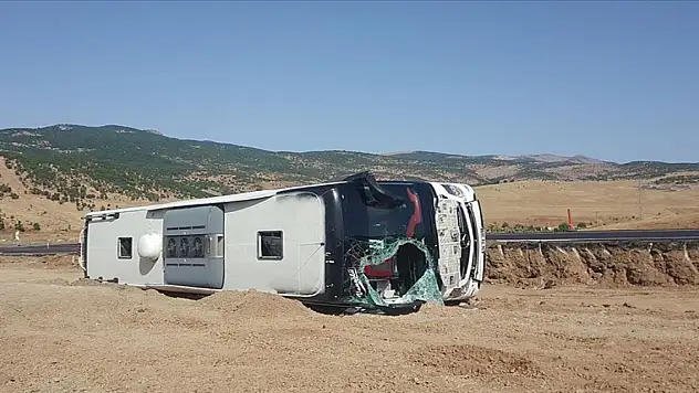 Bingöl'de yolcu otobüsü devrildi: 14 yaralı