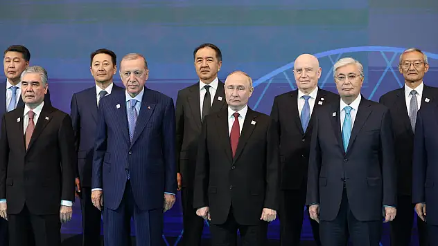 Cumhurbaşkanı Erdoğan, ŞİÖ zirvesinde liderle aile fotoğrafı çektirdi