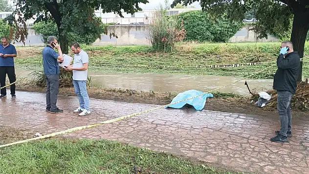 Yağış nedeniyle debisi yükselen çay sürüklenen erkek cesedi bulundu
