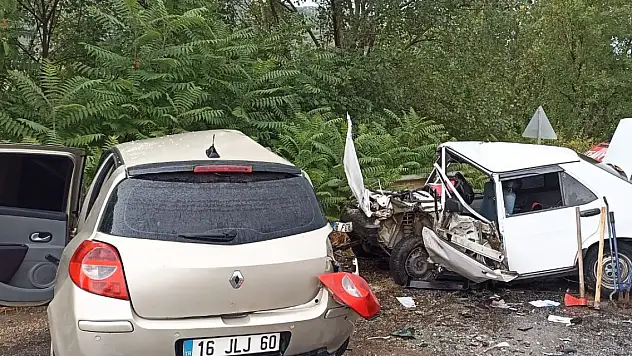 Kayganlaşan yolda iki otomobil çarpıştı: 1 ölü, 3 yaralı