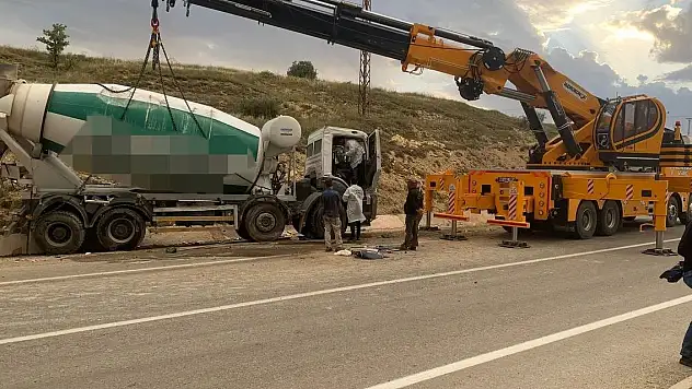 Bayburt'ta beton mikseri yola devrildi: 1 ölü