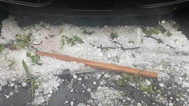 Amasya'da dolu ev ve mahsuller zarar gördü