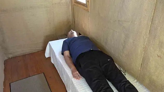 Binlerce arının üzerine yatan, daha dinç kalkıyor