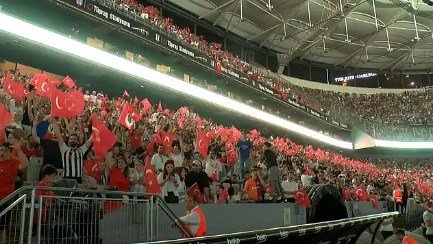 Türkiye milli maça kilitlendi binlerce kişi maçı meydanlarda izledi